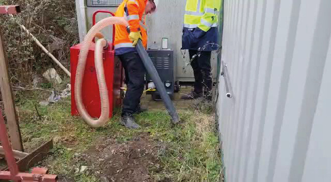 Vacbarrow icon - men at work on site